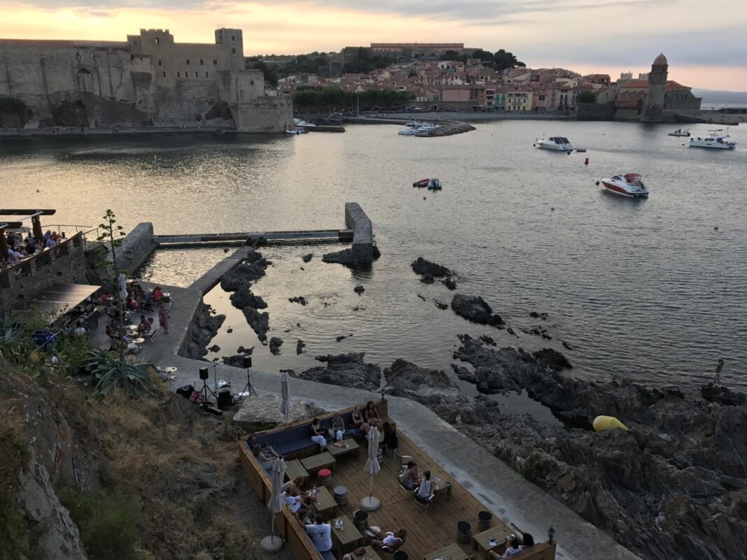 collioure-son-clocher-son-chateau-ses-artistes-ses-peintres-et-sa-voile-plantee-dans-les-rochers collioure-son-clocher-son-chateau-ses-artistes-ses-peintres-et-sa-voile-plantee-dans-les-rochers