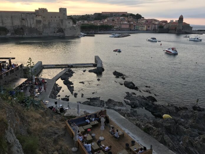 collioure-son-clocher-son-chateau-ses-artistes-ses-peintres-et-sa-voile-plantee-dans-les-rochers