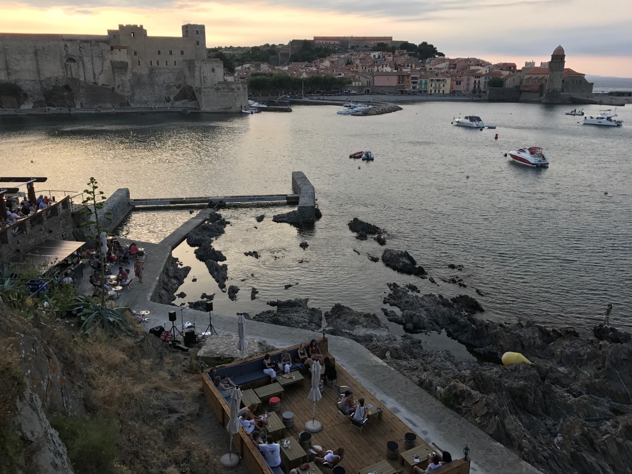 collioure-son-clocher-son-chateau-ses-artistes-ses-peintres-et-sa-voile-plantee-dans-les-rochers