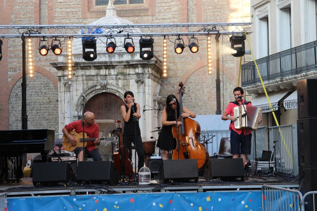 la-gouailleuse-et-muriel-perpigna-falzon-enflamment-la-scene-des-musicales-de-perpignan la-gouailleuse-et-muriel-perpigna-falzon-enflamment-la-scene-des-musicales-de-perpignan2