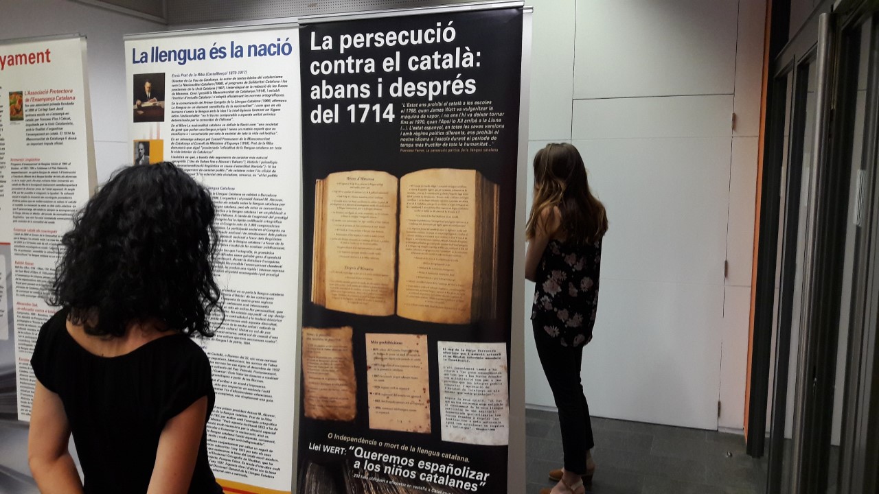 la-langue-catalane-presentee-par-une-exposition-a-la-casa-de-la-generalitat