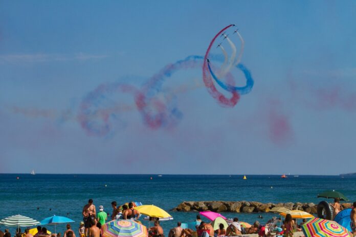 la-patrouille-de-france-a-saint-cyprien-un-show-aerien-made-in-france
