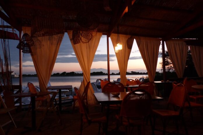 la-sardine-a-port-leucate-un-restaurant-atypique-sur-le-lac-marin