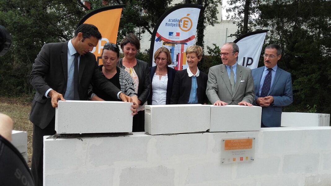 pose-de-la-premiere-pierre-de-la-plateforme-bioenvironnement pose-de-la-premiere-pierre-de-la-plateforme-bioenvironnement