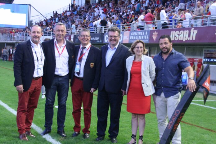 Romain Grau aux côtés des joueurs de l'USAP et du President Riviere