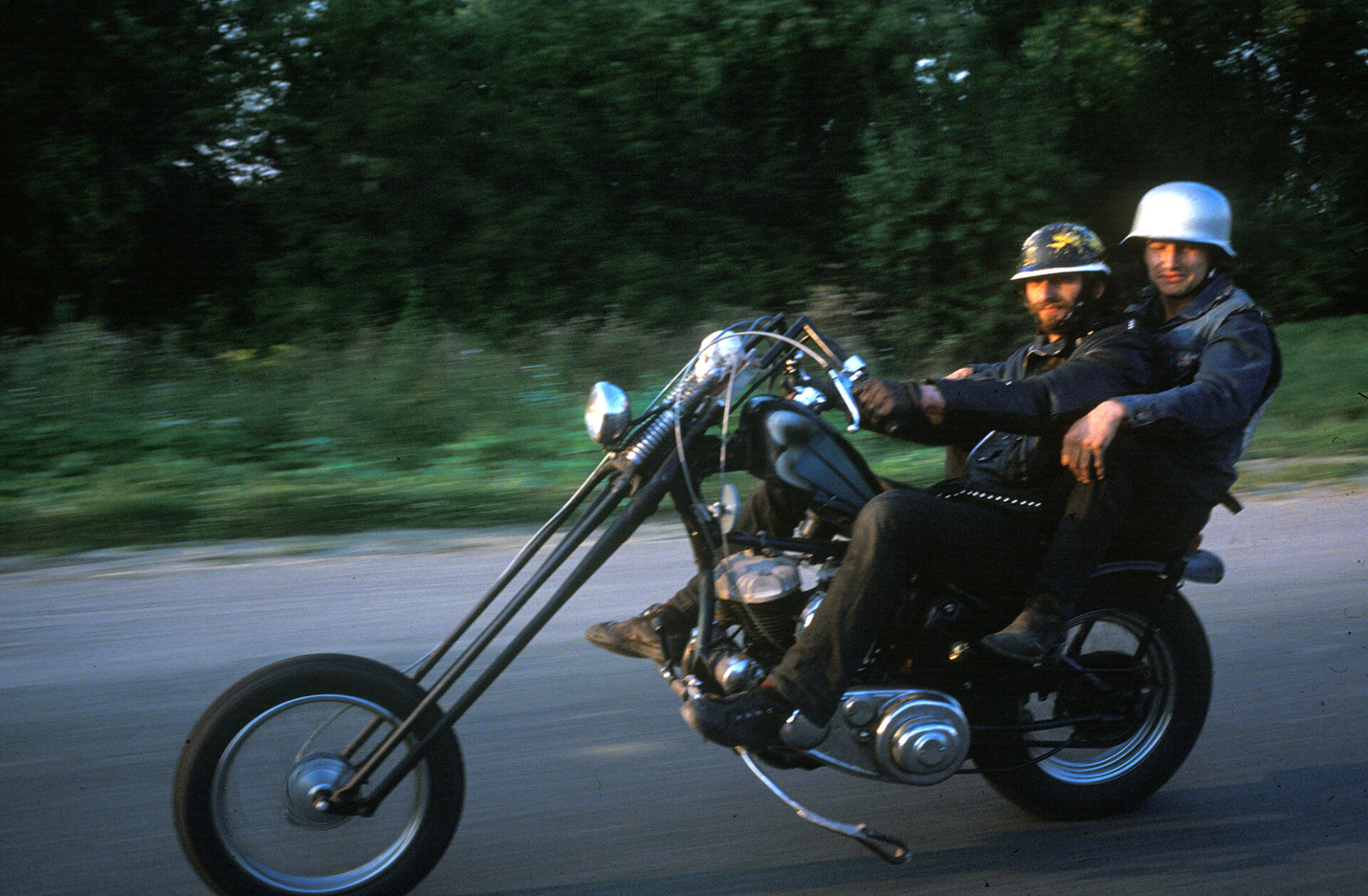 Les blousons noirs s’exposent en cibachrome
