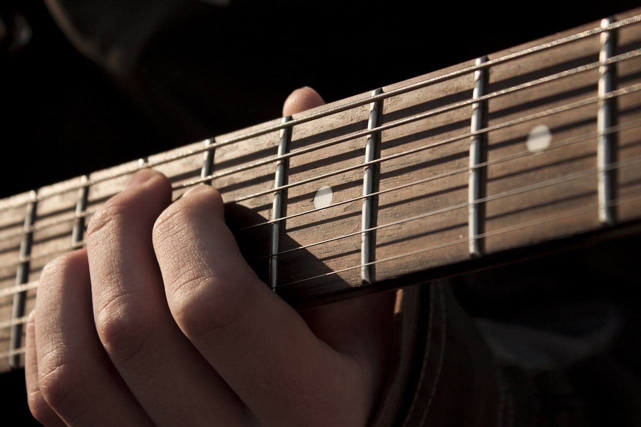 la-guitare-se-joue-de-villefranche-de-conflent