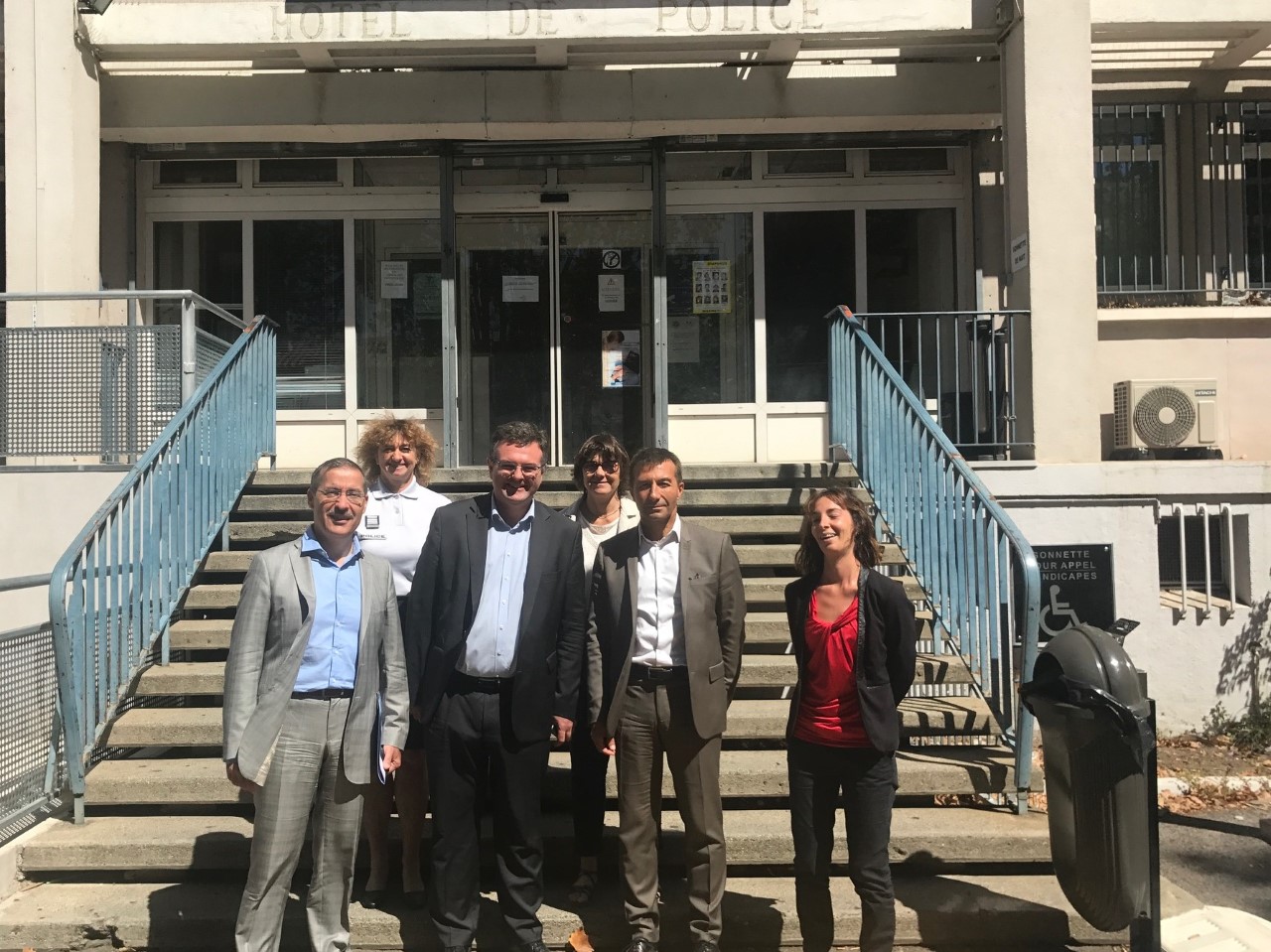 romain-grau-en-visite-au-commissariat-de-police