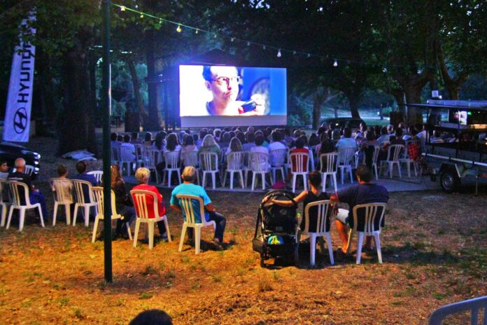 un-public-nombreux-pour-la-1ere-soiree-de-cinema-en-plein-air-au-lac-du-soler