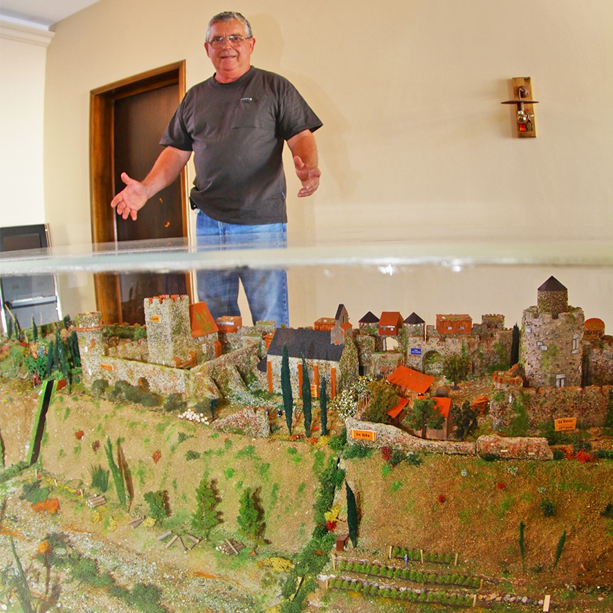une-maquette-grand-format-qui-presente-le-soler-a-lage-de-bronze-et-au-moyen-age-exposee-a-lhotel-de-ville