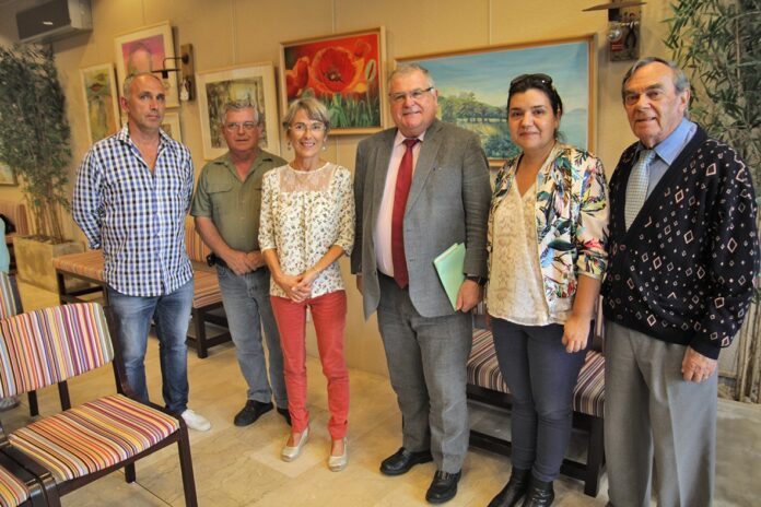 la-creativite-et-les-oeuvres-de-lartiste-cat-maller-a-lhonneur-lors-du-vernissage-de-son-exposition-au-soler