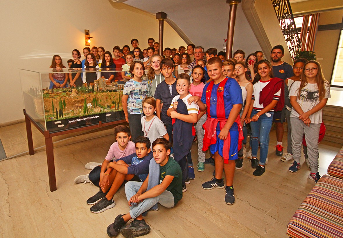 lhotel-de-ville-accueille-les-eleves-du-college-catalan-pompeu-fabra-pour-une-visite-guidee-de-la-maquette-historique-du-soler-exposee-a-la-mairie