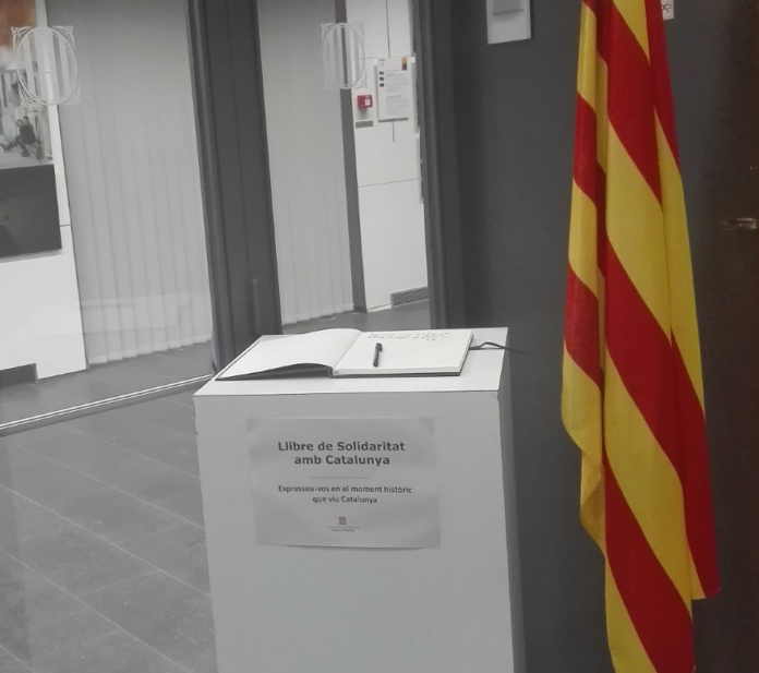 un-livre-de-la-solidarite-a-la-casa-de-la-generalitat-pour-soutenir-la-catalogne
