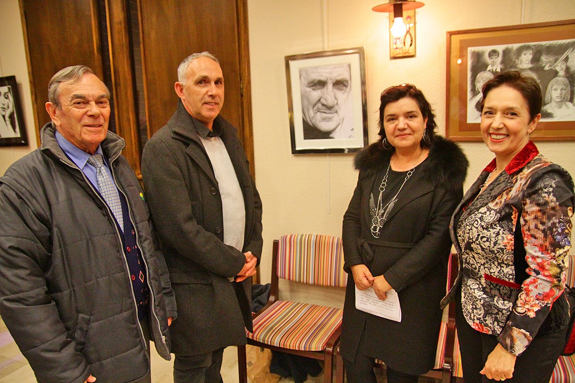 lartiste-marie-occhi-a-lhonneur-lors-du-vernissage-de-lexposition-de-ses-oeuvres-a-lhotel-de-ville-du-soler