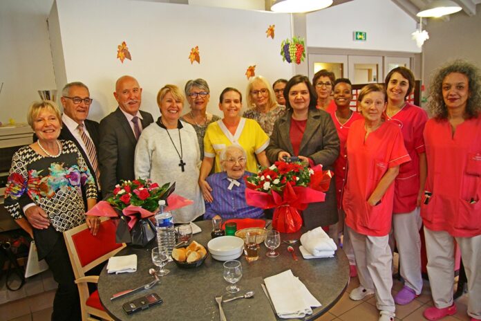mathilde-marc-fete-ses-100-ans-en-famille-a-la-residence-des-lauriers-roses-du-soler