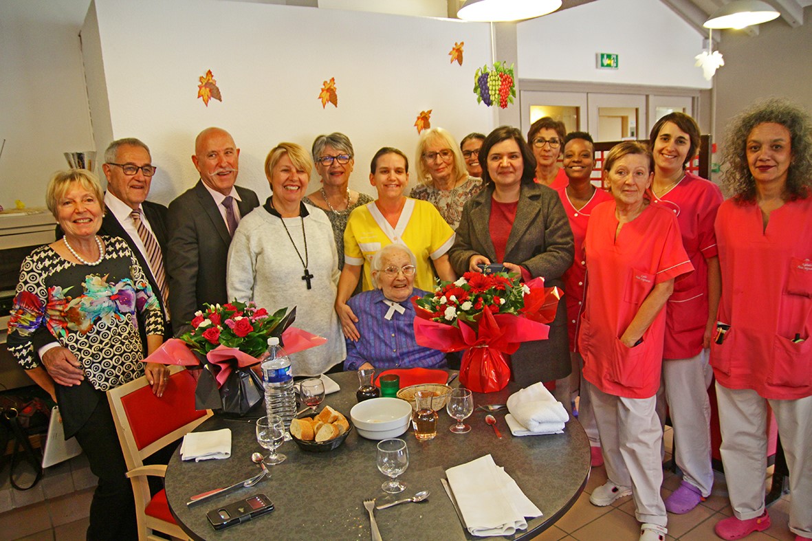 mathilde-marc-fete-ses-100-ans-en-famille-a-la-residence-des-lauriers-roses-du-soler