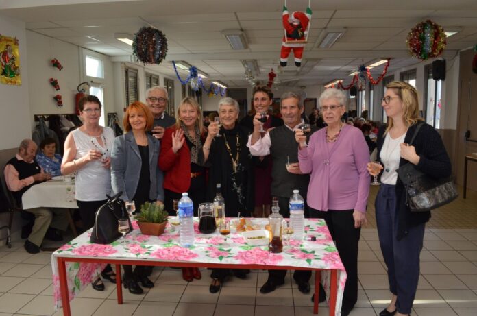 130-personnes-reunies-pour-le-repas-de-noel-organise-par-le-club-du-3eme-age-de-mailloles