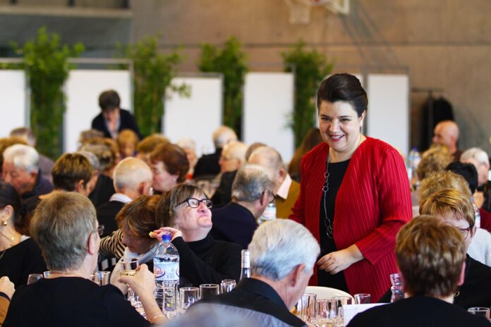 armelle-revel-fourcade-maire-de-la-commune-accueille-les-seniors-de-la-ville-du-soler-pour-le-traditionnel-repas-des-aines