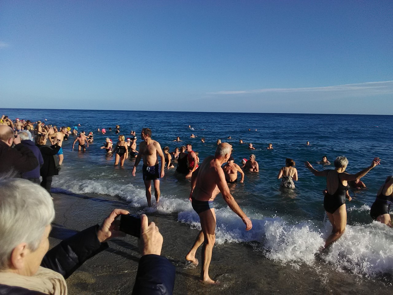 argeles-sur-mer-premier-bain-glace-de-lannee3