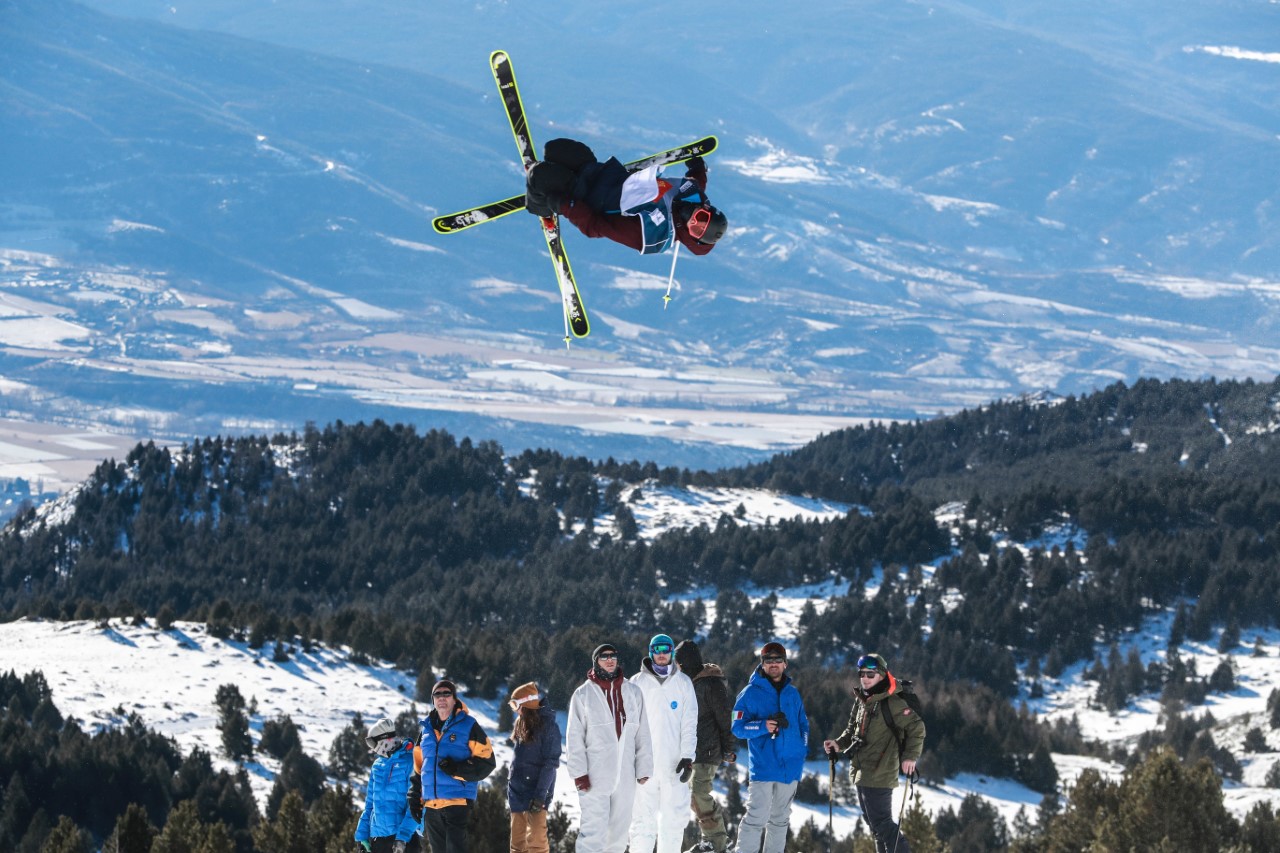 coupe-du-monde-de-ski-slopestyle-de-font-romeu-victoire-de-la-francaise-tess-ledeux-antoine-adelisse-se-classe-cinquieme