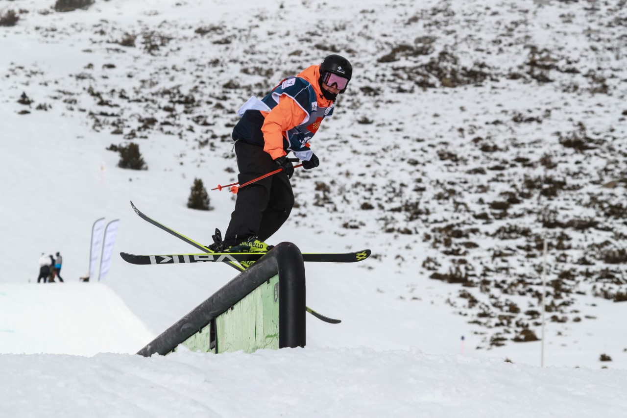coupe-du-monde-de-ski-slopestyle-de-font-romeu-victoire-de-la-francaise-tess-ledeux-antoine-adelisse-se-classe-cinquieme