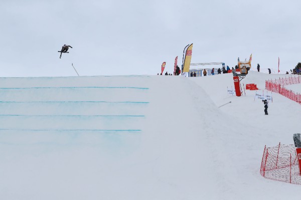 coupe-du-monde-de-ski-slopestyle-de-font-romeu-victoire-de-la-francaise-tess-ledeux-antoine-adelisse-se-classe-cinquieme