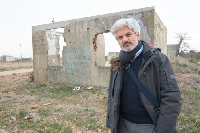 Prix Goncourt, Prix Goncourt des lycéens, Prix des libraires, Prix Jean-Giono… En l’espace de quelques romans, Laurent Gaudé était de passage en Roussillon à l’invitation du CML, du Mémorial et de SOS Méditerranée. 300 personnes sont venues à sa rencontre. Mais Laurent Gaudé est un homme de conviction. Parrain de SOS Méditerranée, une association européenne de sauvetage en mer Méditerranée créée en juin 2015, il œuvre depuis des années aux côtés de structures d’aide aux migrants. 300 personnes sont venues à sa rencontre au Mémorial de Rivesaltes, dont plusieurs classes de lycéens. Quand il est arrivé jeudi 25 mai à Perpignan par l’avion de midi, il a découvert, en plongeant sur l’aéroport, un curieux paysage dans la plaine. Un mouchetis de traits blancs rassemblés en carrés et, au milieu, un immense rectangle couleur sable, comme une table de géant. A quelques kilomètres des pistes, dans un paysage de vignes et de zones d’activités surplombées d’éoliennes, il est arrivé au mémorial du camp de Rivesaltes, ce point névralgique de la mémoire de l’internement en France. Une multitude de baraquements en ruines, parfaitement alignés. C’est ce que l’on aperçoit depuis le ciel. De ces bâtiments précaires, couverts de tags, sans toit pour la plupart, au bord de l’effondrement, suintent tristesse et mélancolie. On dirait une œuvre d’Anselm Kiefer, l’artiste allemand dont les sculptures, travaillées par le temps, s’effondrent dans un fracas de verre brisé. Il n’est pas ici par hasard. On connait tous son engagement. Il écrit sur le monde qui saigne. Il plaide pour une Europe ouverte aux réfugiés. Partir, c’est mourir un peu. Pour beaucoup de migrants, partir, c’est mourir complètement. On estime à plusieurs dizaines de milliers le nombre de réfugiés qui ont péri en Méditerranée depuis quinze ans. A ces exilés en péril, mais aussi aux victimes de l’ouragan Katrina, aux rescapés du tremblement de terre en Haïti qu’il évoque dans un roman de vie et de mort, Danser les ombres, il a donné un visage et une âme dans ses romans. Mais il serait injuste de réduire Danser les ombres à un roman sur la catastrophe. Il dresse avant tout le portrait d’une ville incroyable et de ses habitants qui, toujours, se relèvent. Plus que ça, il apporte à ces sujets sa lumière particulière. Il insuffle de la douceur dans l’horreur, de l’épique dans le dramatique. Eldorado témoigne aussi de cette qualité de métissage. Il y raconte une double migration. Celle de Soleiman et Boubakar, du Soudan à Ceuta, et celle, moins classique, du commandant Piracci, garde-côte sicilien qui laisse le confort de l’Europe pour errer comme une ombre sur les routes d’Algérie. « Eldorado » provoque des sueurs froides, car, dans ce magnifique roman, le commandant Piracci constate un tel appétit dans le regard des réfugiés qu’il décide de prendre la route lui aussi. Comme si l’exil était un choix et non une fatalité…
