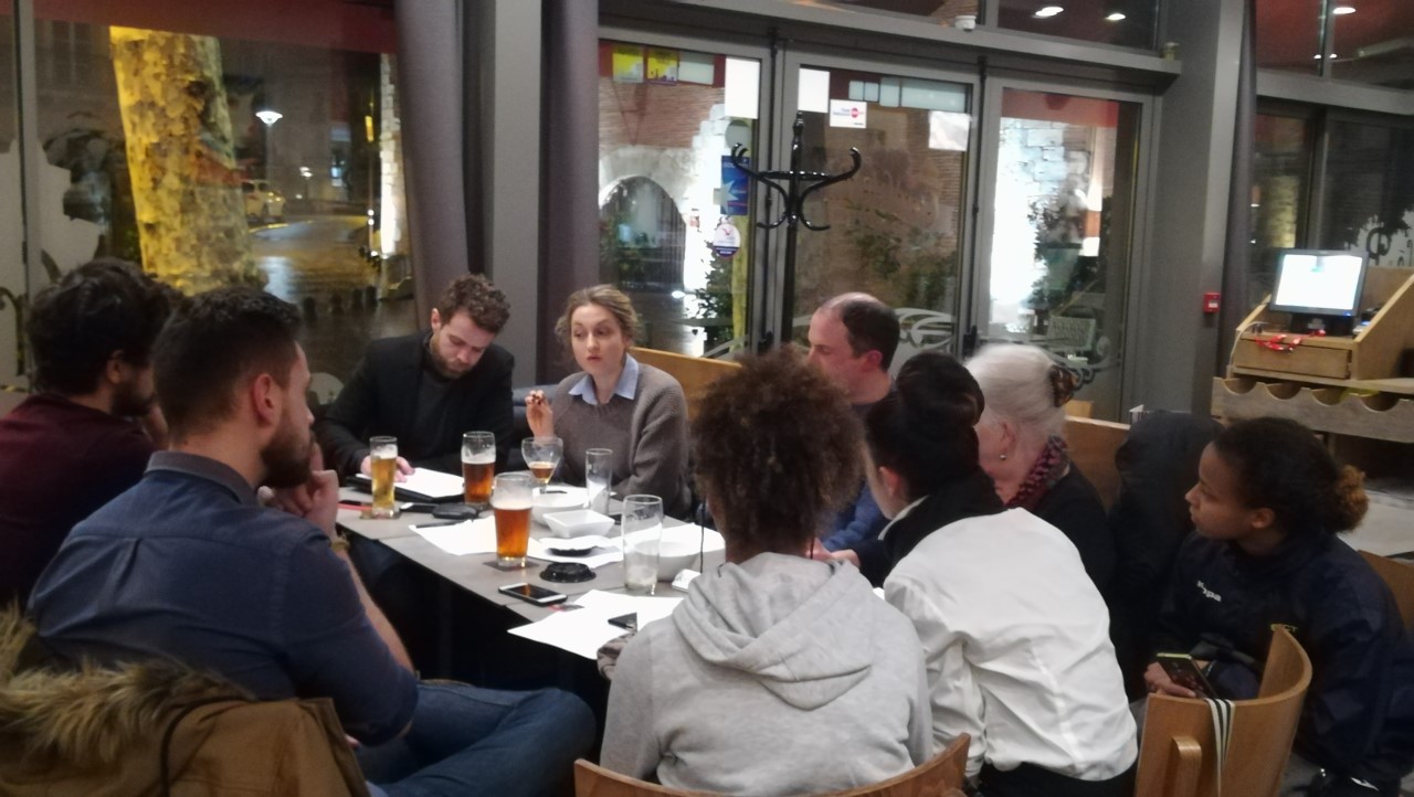 la-france-insoumise-prend-le-stationnement-a-perpignan-a-bras-le-corps