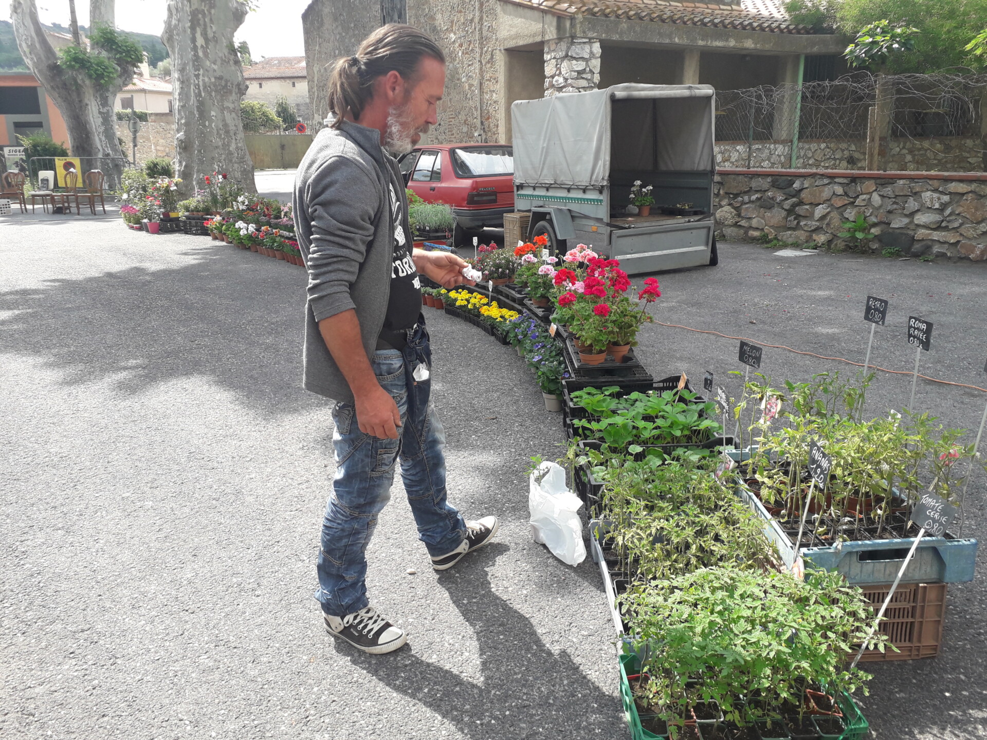 Estagel/ Le marché : un lieu de vie