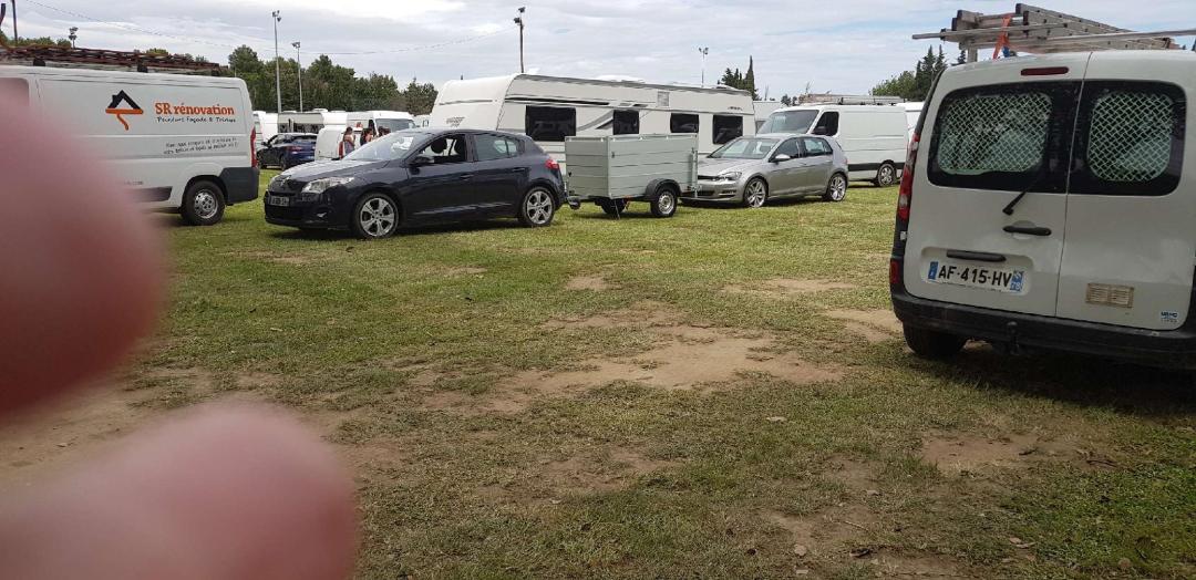 Une communauté d’Evangélistes n’a pas hésité à envahir le stade de Théza, vendredi en fin de matinée, après avoir cassé la clôture “au nez et à la barbe“ du maire, Jean-Jacques Thibaut.