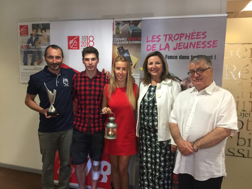 la-flamme-sacree-de-la-saint-jean-portee-par-les-olympiens-cecile-hernandez-et-tristan-navarro