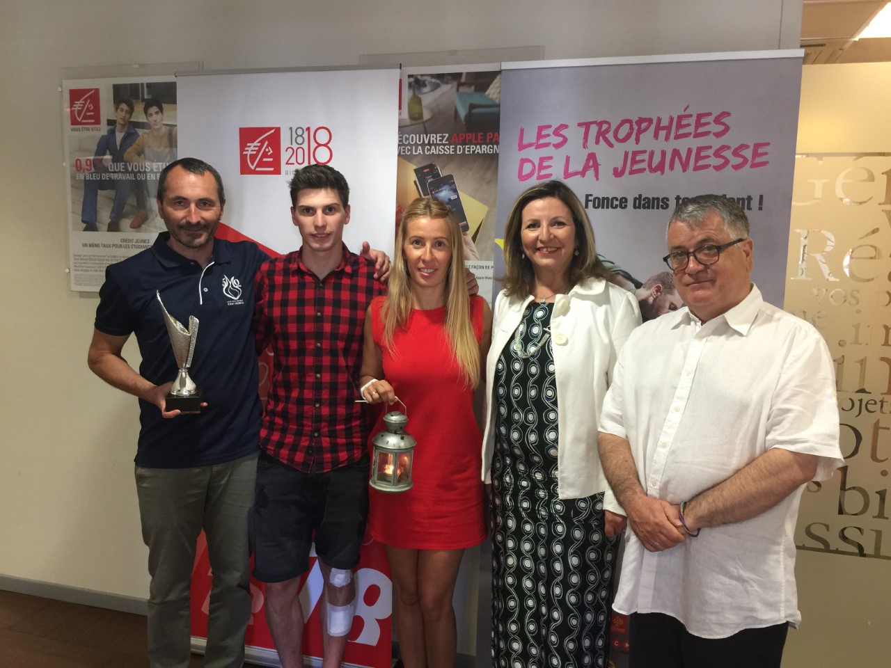 la-flamme-sacree-de-la-saint-jean-portee-par-les-olympiens-cecile-hernandez-et-tristan-navarro