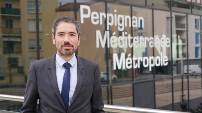 Olivier Amiel, 40 ans (depuis le 27 août), célibataire sans enfant, né à Perpignan, passionné de cinéma (il a produit une thèse écrite sur le financement du 7ème Art), adjoint au maire de Perpignan en charge de la Politique de la Ville. La polémique concernant la démolition d'immeubles insalubres et dangereux dans le quartier perpignanais Saint-Jacques l'a propulsé sous les projecteurs de l'actualité. Il s'est fait un nom, un prénom... et une raison, grâce à l'animateur « Macroniste » de télévision Stéphane Bern.