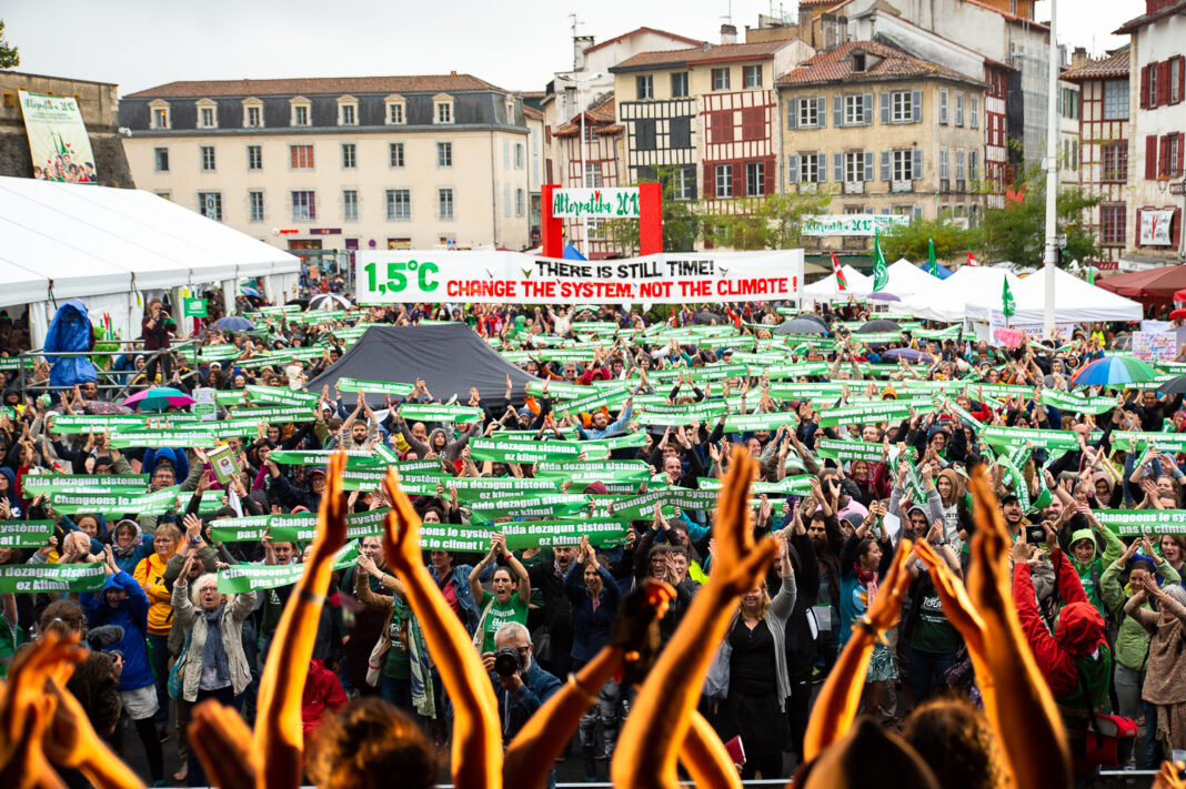 climat-15-000-personnes-a-bayonne-pour-la-sortie-du-rapport-15-c-du-giec climat-15-000-personnes-a-bayonne-pour-la-sortie-du-rapport-15-c-du-giec