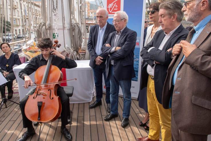 le-jeune-virtuose-joel-geniet-joue-pour-le-belem