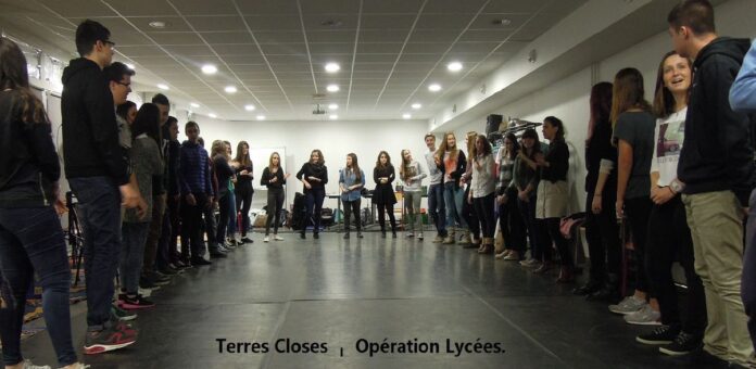 operation-theatre-et-debats-pour-les-lyceens-a-la-decouverte-de-terres-closes-de-la-cie-les-petites-gens