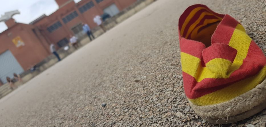 http://aplec.cat/actualitats/comunicat-de-premsa-communique-de-presse-paris-bloque-loffice-public-et-se-moque-du-catalan/