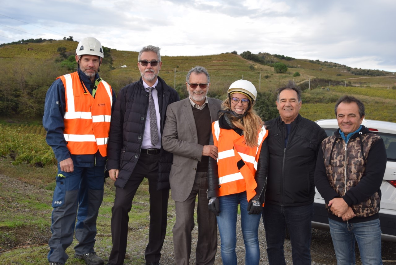 une-operation-spectaculaire-pour-remplacer-les-poteaux-electriques-vetustes-a-cosprons