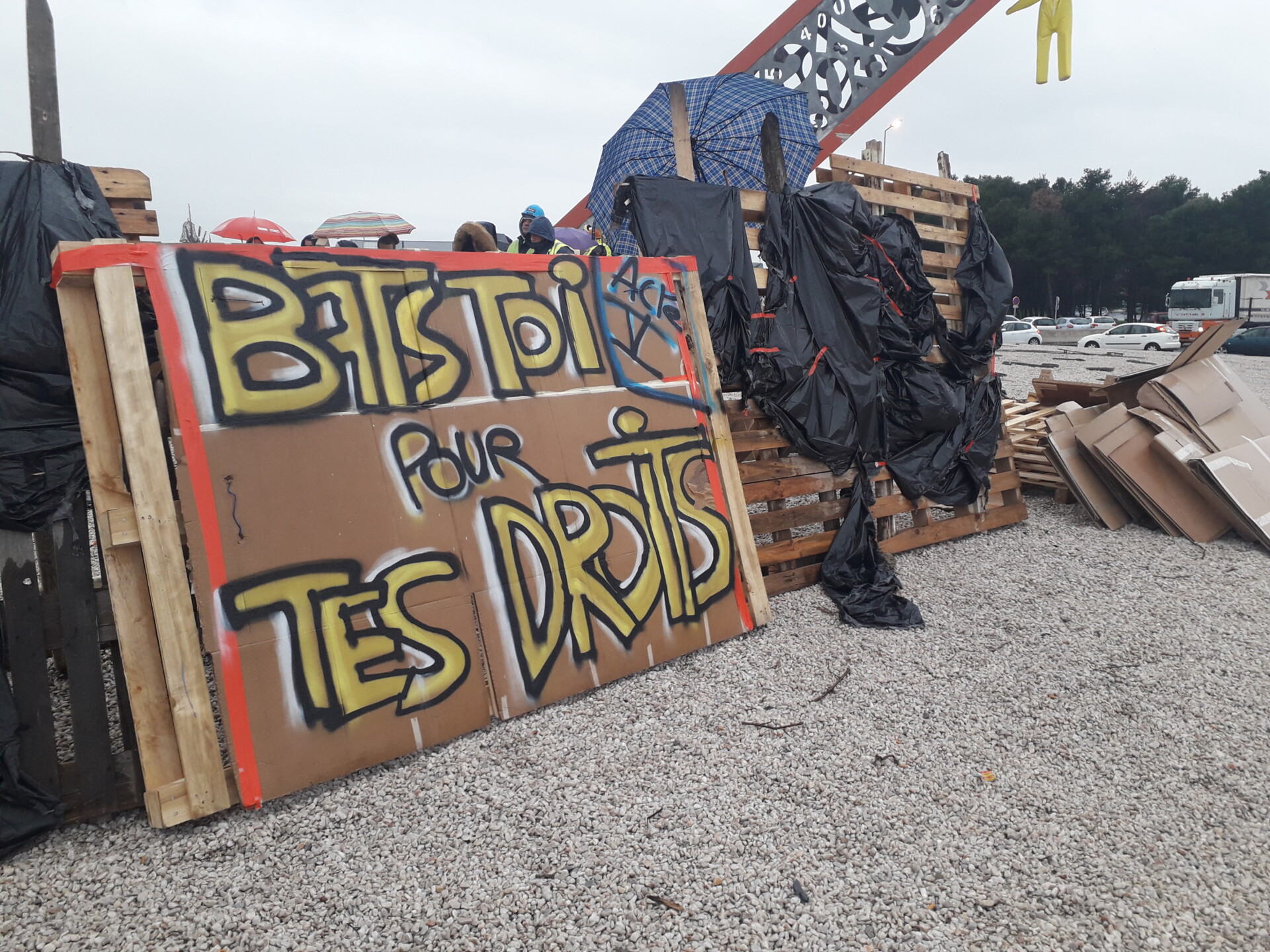Estagel : les Gilets jaunes et le R.I.C (Référendum d’initiative Citoyenne) au rond-point du cadran solaire