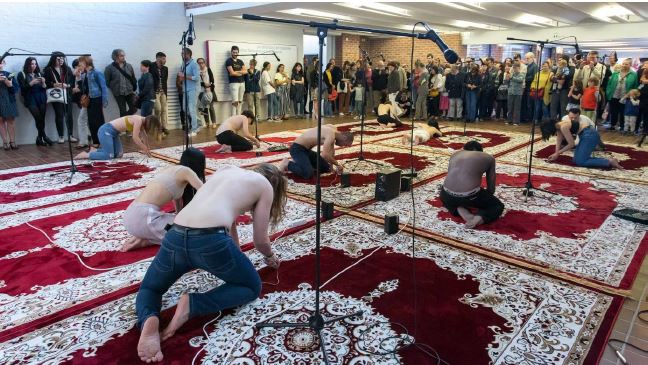 a-cent-metres-du-centre-du-monde-khamsa-la-nouvelle-exposition
