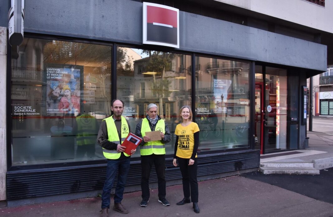 le-groupe-anv-cop-21-nous-communique-son-action-nettoyage-contre-la-societe-generale le-groupe-anv-cop-21-nous-communique-son-action-nettoyage-contre-la-societe-generale