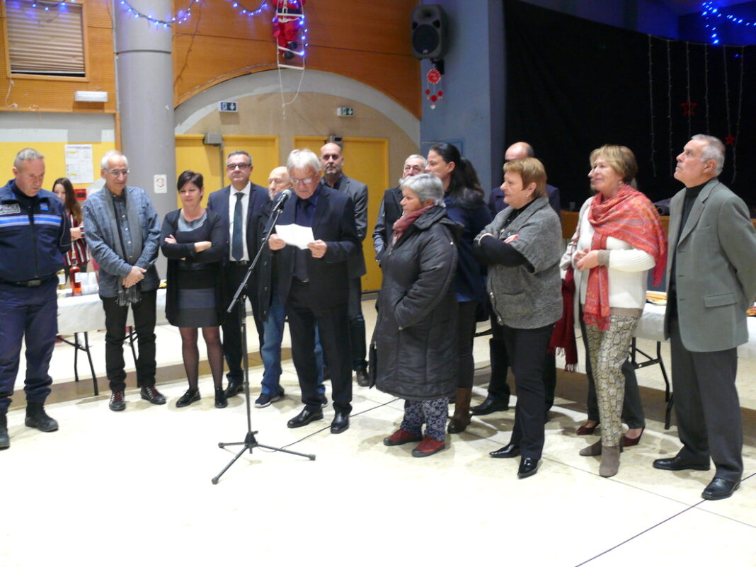 Discours du maire Marcel Descossy entouré du Conseil Municipal