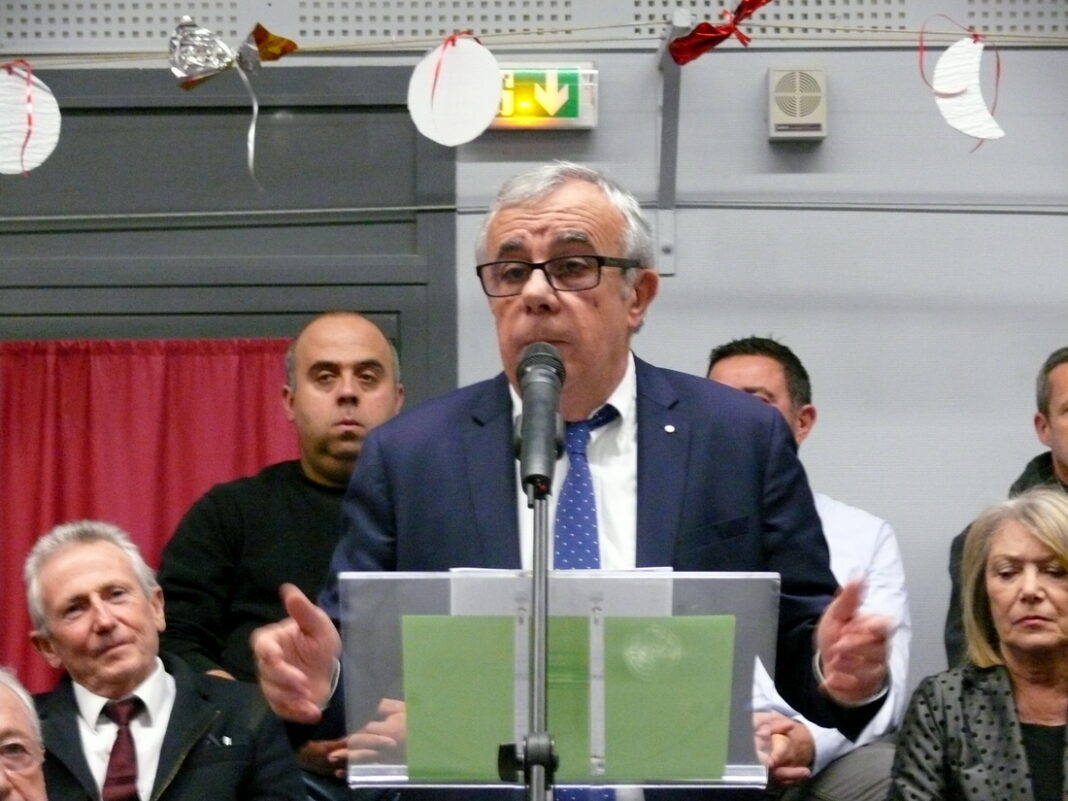 Le maire Yves Porteix s'adresse à la population