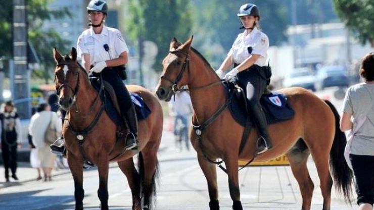 pacifier-lavenue-de-la-gare-avec-une-police-equestre