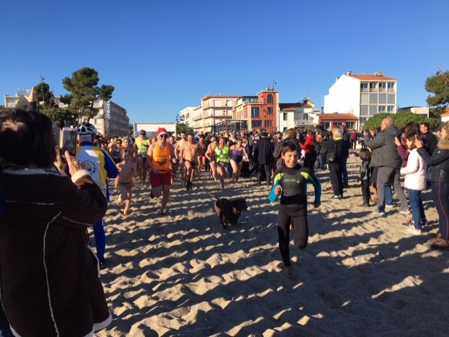 argeles-sur-mer-premier-bain-de-lannee-pour-quelque-150-courageux4