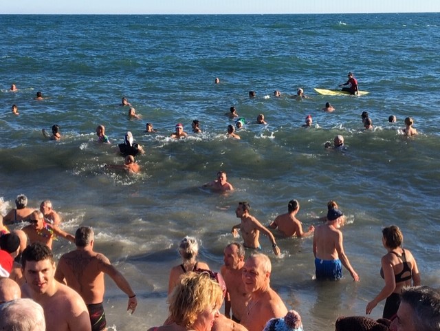 argeles-sur-mer-premier-bain-de-lannee-pour-quelque-150-courageux4