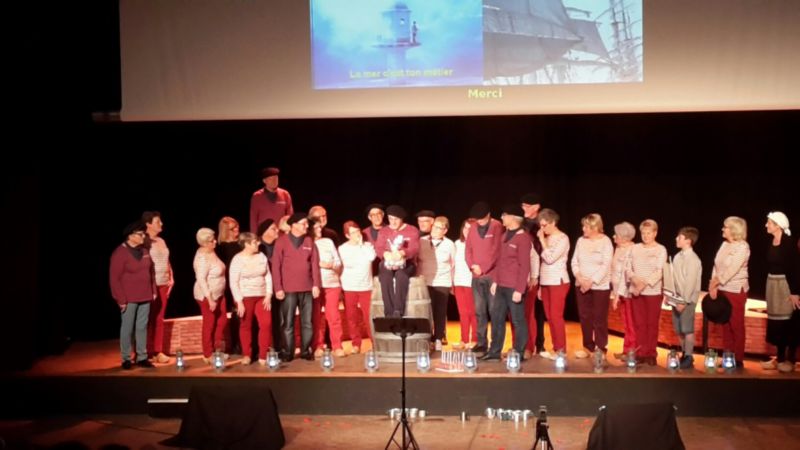 Le Belem accompagné par des chants de marins...