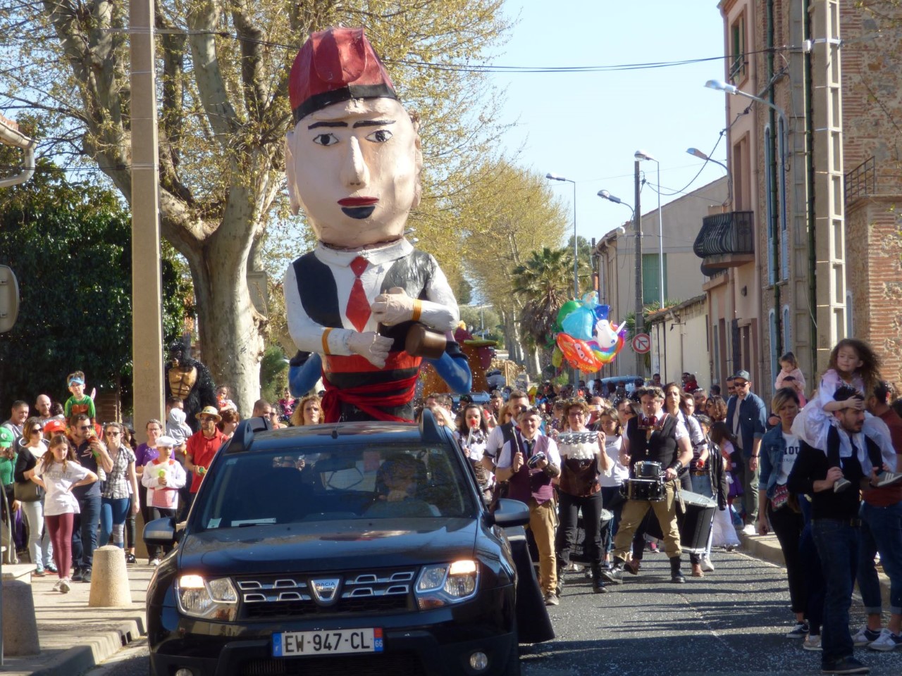 Soleil, public, confettis et musique au rendez-vous du carnaval