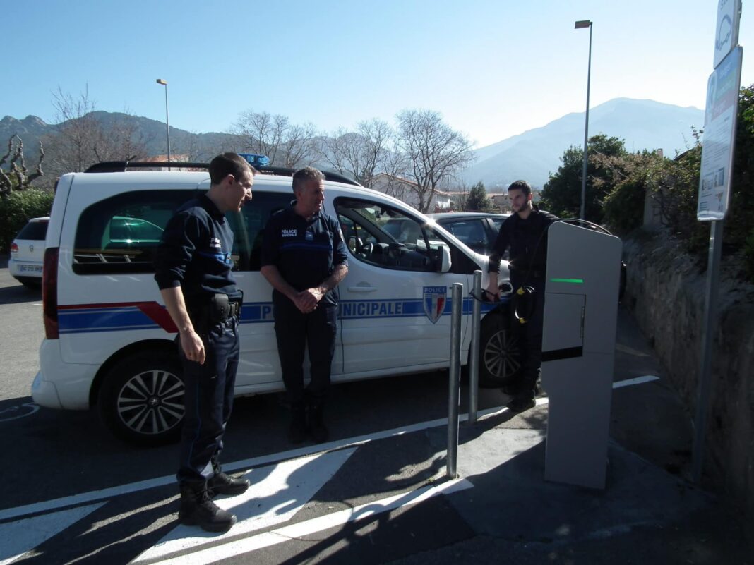 véhicule en recharge et agents police municipale (6)