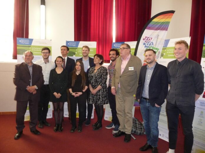 Accord de partenariat entre différentes associations LGBT